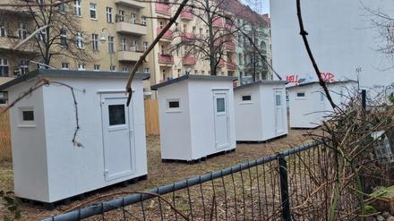 Das sind Wohnboxen für Obdachlose in der Neuköllner Hertzbergstraße.