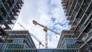 Kräne stehe auf der Baustelle eines Neubauprojektes der Degewo am Halleschen Ufer. Auf der Neubautour mit dem Regierenden Bürgermeister werden vier Neubauprojekte von landeseigenen Wohnungsbaugesellschaften besichtigt. +++ dpa-Bildfunk +++