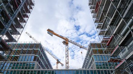 Kräne stehe auf der Baustelle eines Neubauprojektes der Degewo am Halleschen Ufer. Auf der Neubautour mit dem Regierenden Bürgermeister werden vier Neubauprojekte von landeseigenen Wohnungsbaugesellschaften besichtigt. +++ dpa-Bildfunk +++