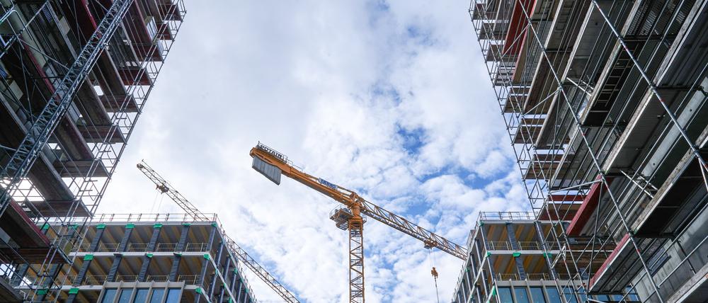 Kräne stehe auf der Baustelle eines Neubauprojektes der Degewo am Halleschen Ufer. Auf der Neubautour mit dem Regierenden Bürgermeister werden vier Neubauprojekte von landeseigenen Wohnungsbaugesellschaften besichtigt. +++ dpa-Bildfunk +++
