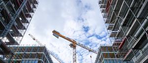 Kräne stehe auf der Baustelle eines Neubauprojektes der Degewo am Halleschen Ufer. Auf der Neubautour mit dem Regierenden Bürgermeister werden vier Neubauprojekte von landeseigenen Wohnungsbaugesellschaften besichtigt. +++ dpa-Bildfunk +++