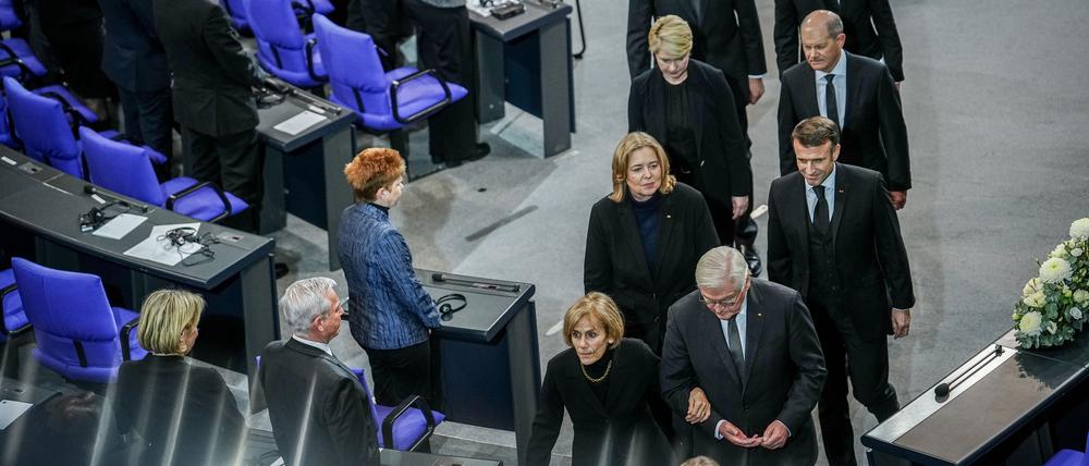 Schäubles Frau Ingeborg am Arm von Bundespräsident Steinmeier, dahinter Bundestagspräsidentin Bas, Frankreichs Präsident Macron, Bundesratspräsidentin Schwesig und Kanzler Scholz.