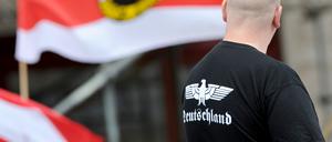 Ein Unterstützer der NPD steht mit einem Shirt mit der Aufschrift «Deutschland» bei einer NPD-Kundgebung am Strausberger Platz in Berlin.