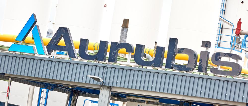 Blick auf den Schriftzug «Aurubis» über dem Eingangstor zum Aurubis Werk Ost. Vertreter des Aufsichtsrats des Hamburger Kupferproduzenten Aurubis verhandeln mit drei von vier Vorstandsmitgliedern über eine Beendigung ihrer Vorstandstätigkeit.