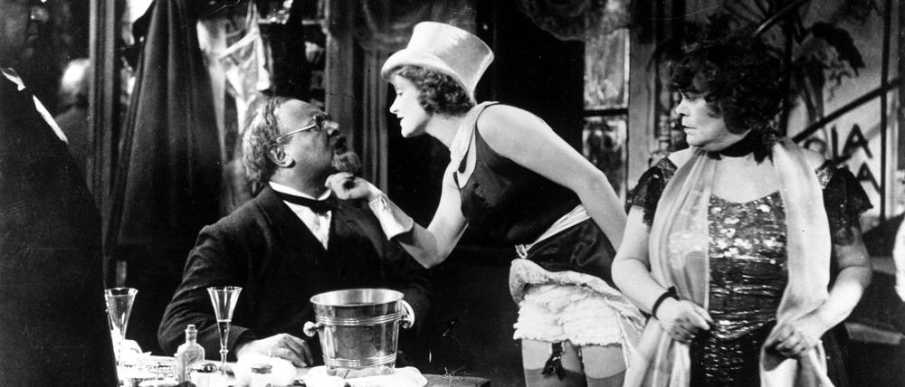 Professor Immanuel Rath (Emil Jannings) lässt sich von Lola Lola (Marlene Dietrich) gerne umgarnen. Ihre Rolle in Josef von Sternbergs Film „Der Blaue Engel“ (1930) machte die junge Schauspielerin über Nacht zum Star