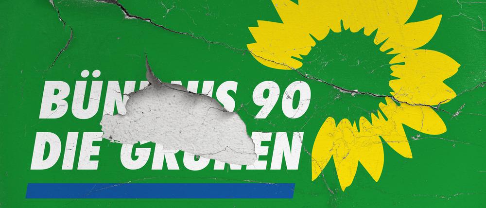 Das Logo der Partei Bündnis 90/Die Grünen auf einer Wand mit abgeplatzter und rissiger Wandfarbe (Symbolbild).