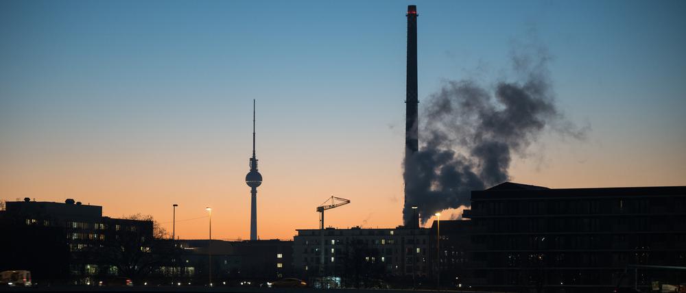 Dampf steigt vom Vattenfall Heizkraftwerk Scharnhorststraße am Morgen auf. Im Hintergrund steht der Fernsehturm.