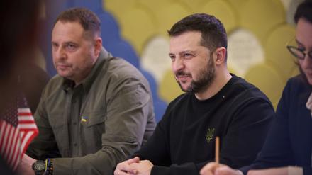 Der ukrainische Präsident Wolodymyr Selenskyj, hört dem nationalen Sicherheitsberater der USA Sullivan während eines erweiterten bilateralen Treffens mit der US-Delegation am Rande des Weltwirtschaftsforums zu.