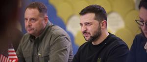 Der ukrainische Präsident Wolodymyr Selenskyj, hört dem nationalen Sicherheitsberater der USA Sullivan während eines erweiterten bilateralen Treffens mit der US-Delegation am Rande des Weltwirtschaftsforums zu.