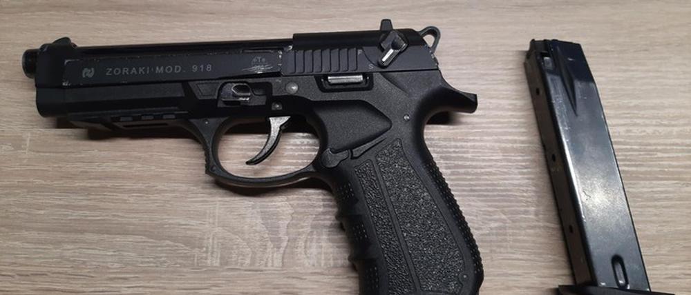 Schreckschusswaffe mit Magazin