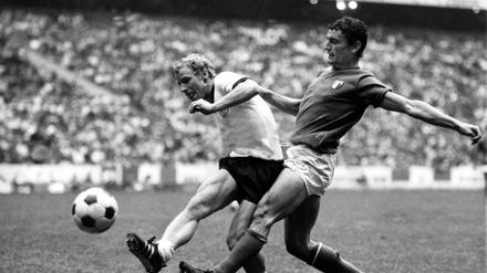 Duell mit Berti Vogts. Riva im legendären WM-Halbfinale gegen Deutschland.