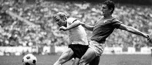 Duell mit Berti Vogts. Riva im legendären WM-Halbfinale gegen Deutschland.