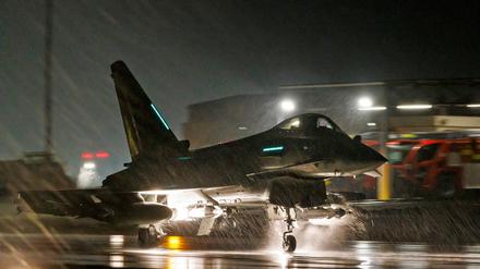 Ein britischer Typhoon FGR4-Kampfjet beim Start auf der Luftwaffenbasis Akrotiri in Zypern.