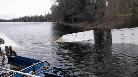 Auf Griebnitzsee in Potsdam: Frachter mit Containern gesunken.