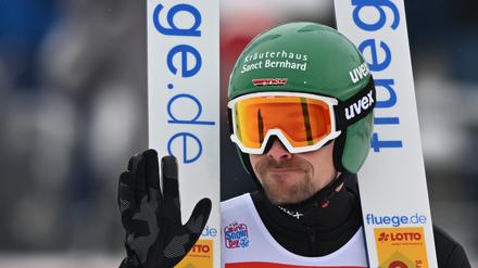 Servus! Fabian Rießle stellt die Ski beiseite.
