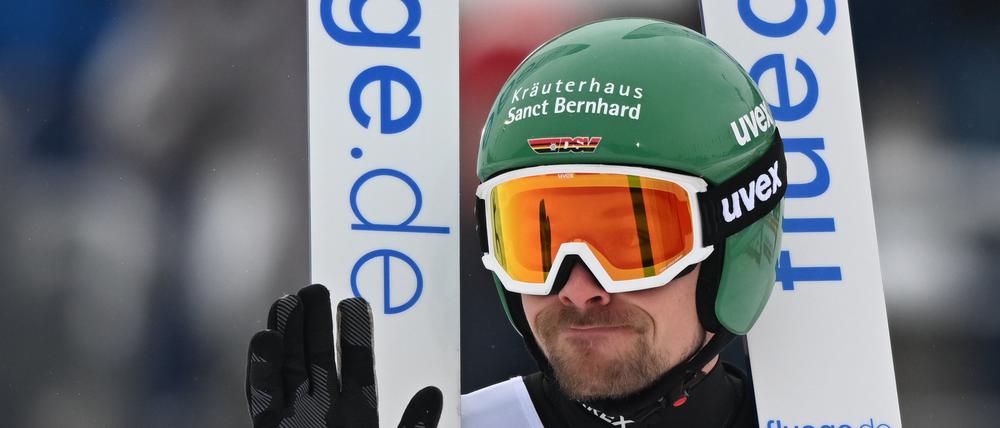 Servus! Fabian Rießle stellt die Ski beiseite.