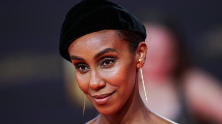 Moderatorin Hadnet Tesfai kommt zur Verleihung der Deutschen Fernsehpreise 2023 ins Coloneum.