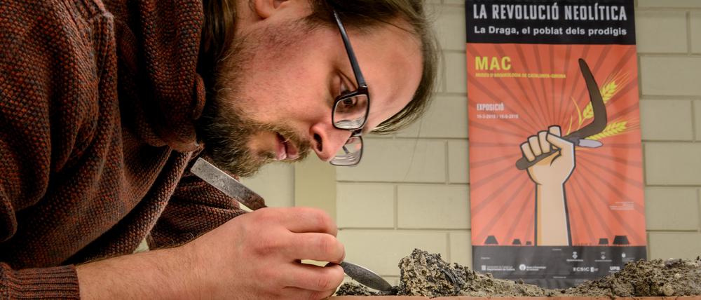 Ferran Antolín im Archäologischen Museum von Katalonien bei der Bearbeitung einer Sedimentprobe aus dem Profil der Pfahlbausiedlung La Draga im Jahr 2019.