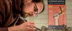 Ferran Antolín im Archäologischen Museum von Katalonien bei der Bearbeitung einer Sedimentprobe aus dem Profil der Pfahlbausiedlung La Draga im Jahr 2019.