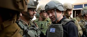 Benjamin Netanjahu, Israels Premier, an der Front im Gazastreifen.