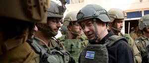 Benjamin Netanjahu, Israels Premier, an der Front im Gazastreifen.