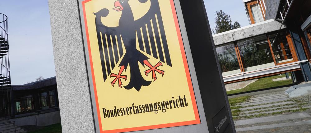 Das Bundesverfassungsgericht hat entscheiden, dass die rechtsextreme Partei „Die Heimat“ (ehemals NPD) von der staatlichen Parteienfinanzierung ausgeschlossen wird.