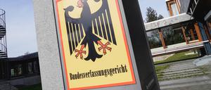 Das Bundesverfassungsgericht hat entscheiden, dass die rechtsextreme Partei „Die Heimat“ (ehemals NPD) von der staatlichen Parteienfinanzierung ausgeschlossen wird.
