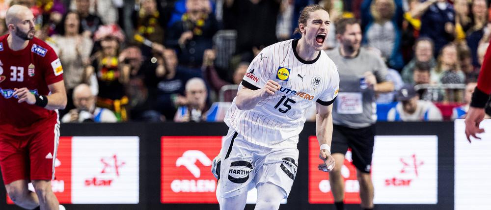 Juri Knorr bejubelt den 35-28-Erfolg seiner Mannschaft gegen Ungarn.
