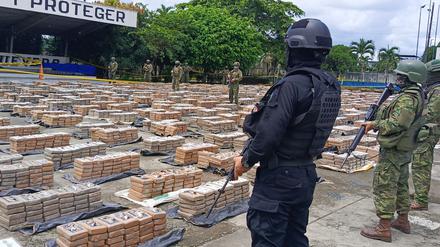 Ecuadorianische Polizei und Militär präsentieren am Montag dieser Woche Kokain, das sie beschlagnahmt haben.
