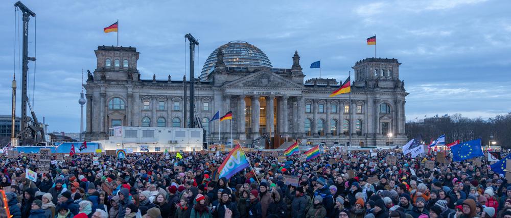 Über 500 Organisationen unterstützen das Bündnis „Hand in Hand“.
