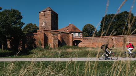 Um die alte Stadtmauer von Wittstock liegt das ehemalige Gelände der Landesgartenschau, das heute von Ehrenamtlichen gehegt und gepflegt wird.