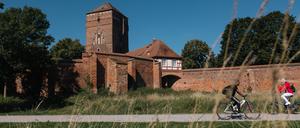 Um die alte Stadtmauer von Wittstock liegt das ehemalige Gelände der Landesgartenschau, das heute von Ehrenamtlichen gehegt und gepflegt wird.