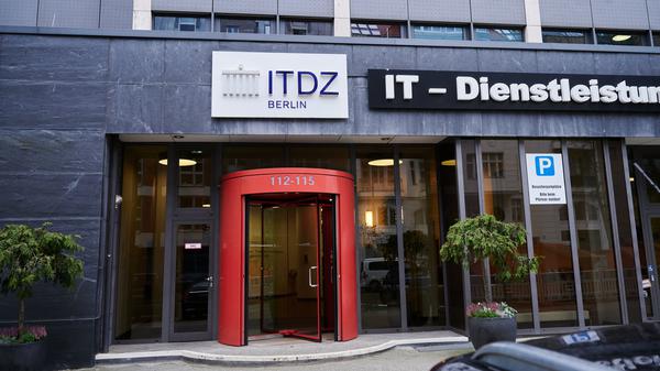 03.01.2024, Berlin: ·ITDZ - Dienstleistungszentrum Berlin· steht über dem Eingang in der Berliner Straße in Wilmersdorf. Wegen technischer Probleme müssen Menschen in Berlin im neuen Jahr weiter mit Einschränkungen bei den Bürgerämtern rechnen. Foto: Annette Riedl/dpa +++ dpa-Bildfunk +++