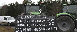 Landwirte versammeln sich vor einer Demonstration in der Nähe von Beauvais, Nordfrankreich.