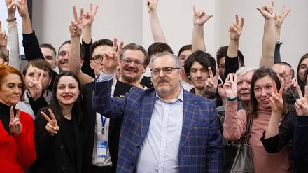 Boris Nadeschdin mit seinen Anhängern in St. Petersburg.