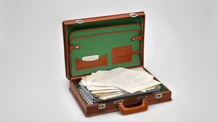 Fundkoffer mit Briefen aus der DDR.