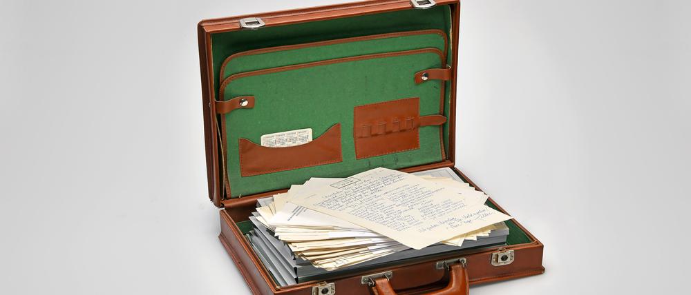Fundkoffer mit Briefen aus der DDR.