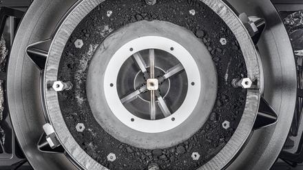 Unter dem geöffneten Deckel kam der Rest des gesammelten Asteroidenmaterials zum Vorschein.