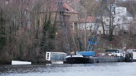 23.01.2024, Brandenburg, Potsdam: Einsatzkräfte bergen einzelne Container eines gesunkenen Schiffsgespanns auf dem Griebnitzsee. Ein Transportschiff ist am Montagnachmittag auf dem Griebnitzsee in Potsdam gesunken. Das Schiff habe im Uferbereich einige Container verloren. Foto: Georg Moritz/-/dpa +++ dpa-Bildfunk +++