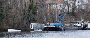  23.01.2024, Brandenburg, Potsdam: Einsatzkräfte bergen einzelne Container eines gesunkenen Schiffsgespanns auf dem Griebnitzsee. Ein Transportschiff ist am Montagnachmittag auf dem Griebnitzsee in Potsdam gesunken. Das Schiff habe im Uferbereich einige Container verloren. Foto: Georg Moritz/-/dpa +++ dpa-Bildfunk +++
