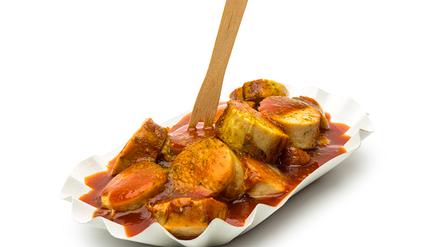 Heiß, scharf und meist in bester Gesellschaft mit Pommes: Rund 800 Millionen Portionen Currywurst werden in Deutschland pro Jahr verzehrt.