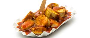 Heiß, scharf und meist in bester Gesellschaft mit Pommes: Rund 800 Millionen Portionen Currywurst werden in Deutschland pro Jahr verzehrt.