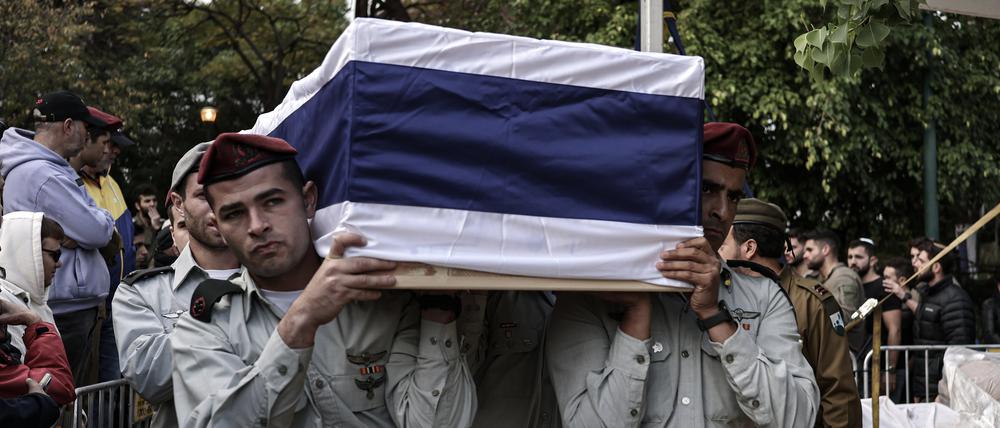 Israelische Soldaten halten den Sarg des Soldaten Major Ilay Levy während dessen Beerdigung.