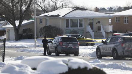 Einsatzkräfte der Polizei arbeiten an einem Tatort in den USA, wo ein Mensch für den Tod von bis zu acht Menschen verantwortlich sein könnte. 
