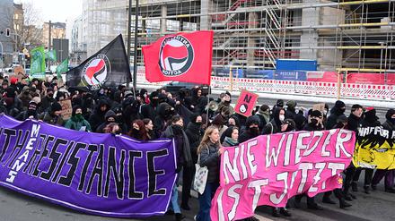 Die AfD ist der Meinung, dass Linksextreme die Demonstrationen gegen rechts organisiert hätten.