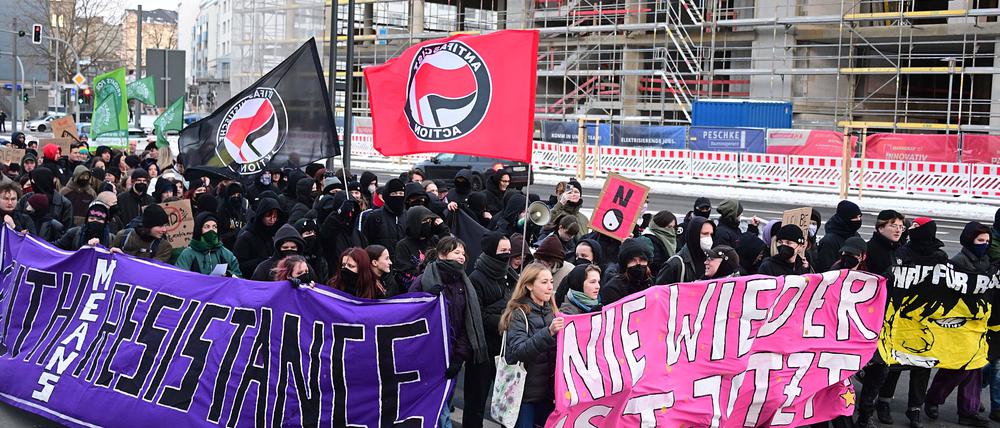 Die AfD ist der Meinung, dass Linksextreme die Demonstrationen gegen rechts organisiert hätten.