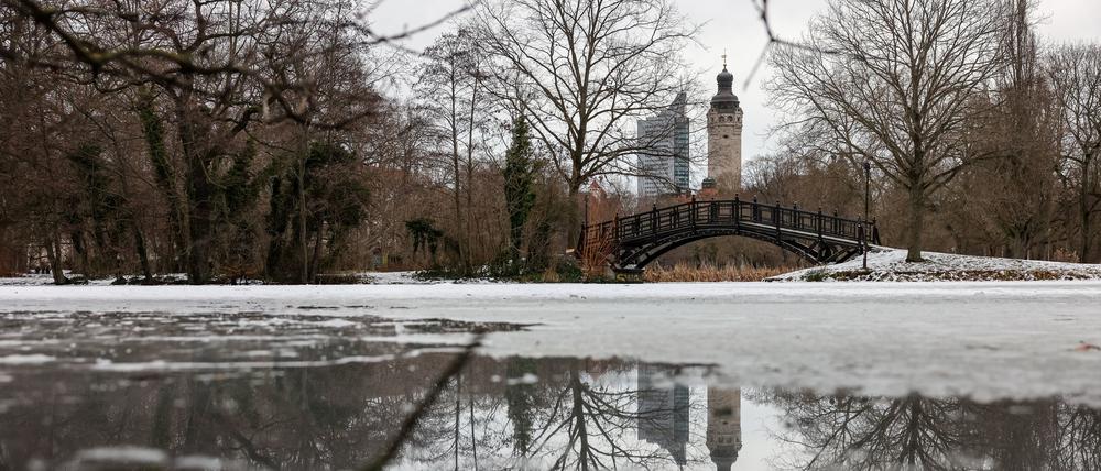 In Deutschland taut das Eis und der Schnee und ein Sturmtief bringt Orkanböen.