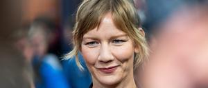 Schauspielerin Sandra Hüller lächelt vor der Verleihung des Douglas-Sirk-Preises auf dem Filmfest Hamburg. Für ihre Rolle im Drama „Anatomie eines Falls“ ist sie nun für einen Oscar nominiert.