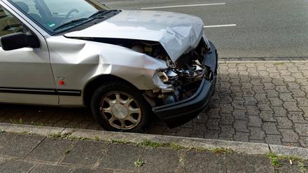 Ein Fahrzeug mit einem Schaden im Frontbereich.