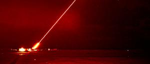 Ein vom britischen Militär veröffentlichtes Bild einer Laserwaffe im Einsatz.